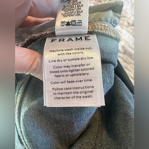 Frame Denim Le High Skinny Outseam Slit
in Dark Denim size 26 - Picture 10 of 13